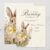 A cute little Floral Bunny Yellow Bow Baby Shower  招待状 (正面/裏面)