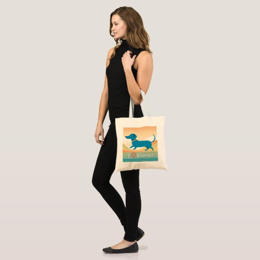 A cute tote bag with a wiener dog illustration トートバッグ (正面(モデル))