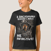 A Dachshund Doesn’t Walk He Deploys _ Wiener Dog Tシャツ (正面)