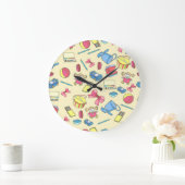 a delicate pattern of children's toys and objects ラージ壁時計 (ホーム)