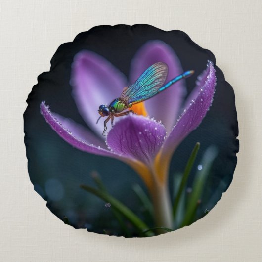 A dragonfly on a crocus flower ラウンドクッション (正面)