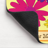 A floral bed of daisy flowers  マウスパッド (コーナー)