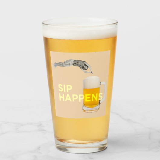 A fun and quirky “Sip Happens” pint glass タンブラーグラス (ドリンク正面)