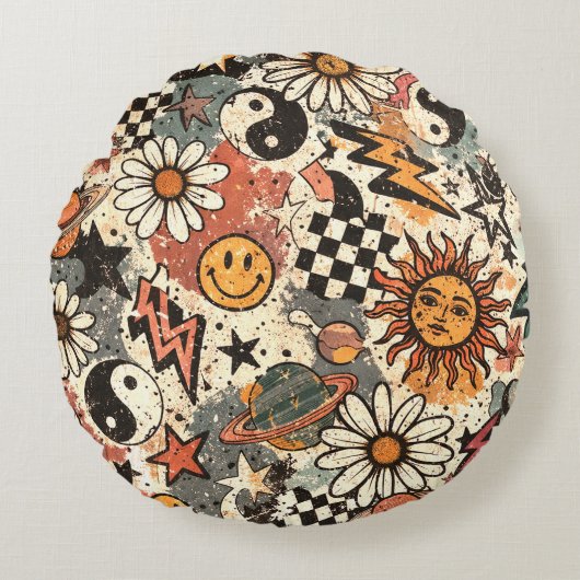 A fun retro 90s pattern featuring cheerful happy f ラウンドクッション (正面)