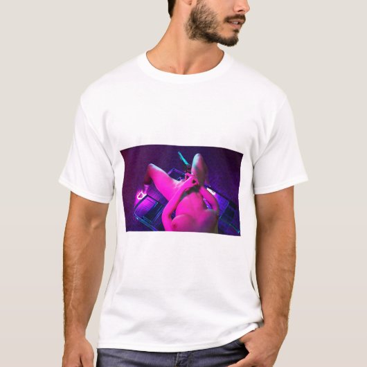 A Girl And A Gun - アートプリント Tシャツ (正面)