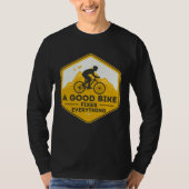 A GOOD BIKE FIXES EVERYTHING  Fun Cyclist Bicycle  Tシャツ (正面)