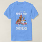A Good Day Starts With Coffee And A Dachshund Funn Tシャツ (デザイン正面)