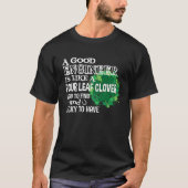 A good engineer is like a four leaf c St Patricks  Tシャツ (正面)