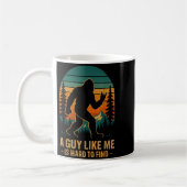 A Guy Like Me Is Hard To Find Bigfoot Funny Hiking コーヒーマグカップ (左)