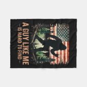 A Guy Like Me Is Hard To Find Bigfoot Funny Hiking フリースブランケット (正面(横))