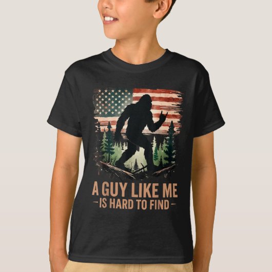 A Guy Like Me Is Hard To Find Bigfoot Funny Hiking Tシャツ (正面)