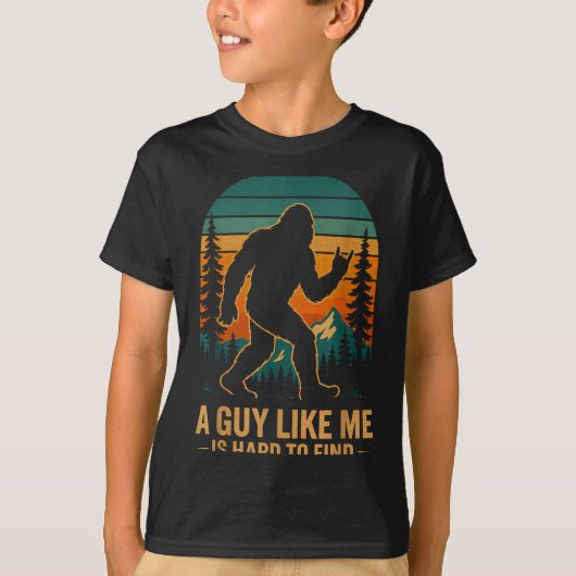 A Guy Like Me Is Hard To Find Bigfoot Funny Hiking Tシャツ (正面)