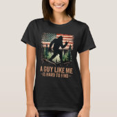 A Guy Like Me Is Hard To Find Bigfoot Funny Hiking Tシャツ (正面)