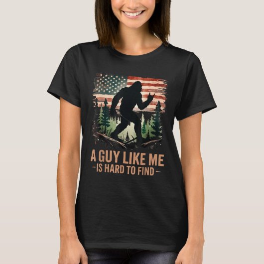 A Guy Like Me Is Hard To Find Bigfoot Funny Hiking Tシャツ (正面)