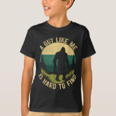 A Guy Like Me Is Hard To Find, Funny Bigfoot  Tシャツ (正面)