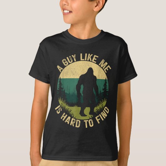 A Guy Like Me Is Hard To Find, Funny Bigfoot  Tシャツ (正面)