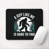 A Guy Like Me Is Hard To Find Hiking Bigfoot Funny マウスパッド (マウス)