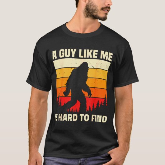 A Guy Like Me Is Hard To Forest Find Funny Bigfoot Tシャツ (正面)