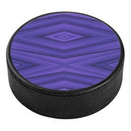 A hockey puck with a vibrant purple geometric  アイスホッケーパック