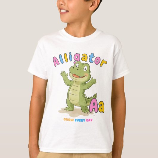 「A is for Alligator」 Alphabet Tee – 毎日成長 Tシャツ (正面)