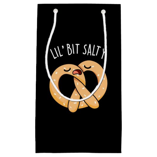 A Lil Bit Salty Salty カッコいい Pretzel Pun Dark BG スモールペーパーバッグ (正面)
