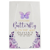 A Little Baby Butterfly is on The Way Baby shower ミディアムペーパーバッグ (正面)