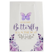 A Little Baby Butterfly is on The Way Baby shower ミディアムペーパーバッグ (裏面)