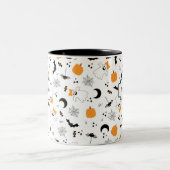 A Little Boo Is Almost Due Halloween Baby Shower ツートーンマグカップ (中央)