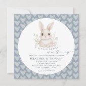 A Little Bunny Dusty Blue QR Code Baby Shower 招待状 (正面)