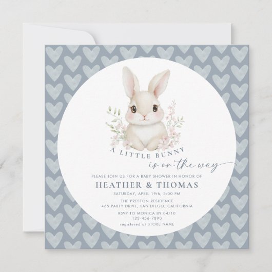 A Little Bunny Dusty Blue QR Code Baby Shower 招待状 (正面)