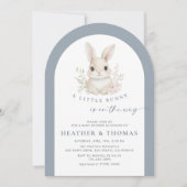 A Little Bunny Elegant Dusty Blue Arch Baby Shower 招待状 (正面)