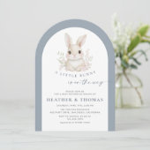 A Little Bunny Elegant Dusty Blue Arch Baby Shower 招待状 (スタンド正面)
