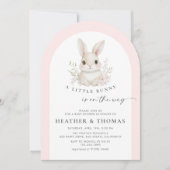 A Little Bunny Elegant Pink Arch Baby Shower 招待状 (正面)