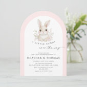 A Little Bunny Elegant Pink Arch Baby Shower 招待状 (スタンド正面)