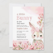 A Little Bunny is on the way Baby Shower 招待状 (正面)