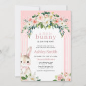 A Little Bunny is on the way Baby Shower 招待状 (正面)
