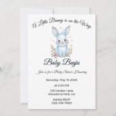 A Little Bunny is on the Way Blue Boy Baby Shower 招待状 (正面)