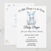 A Little Bunny is on the Way Blue Boy Baby Shower 招待状 (正面/裏面)