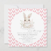 A Little Bunny Pink QR Code Baby Shower 招待状 (正面)