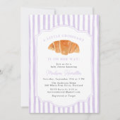 A Little Croissant Is on Her Way Lilac Baby Shower 招待状 (正面)