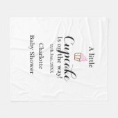 A little cupcake is on its way baby shower name da フリースブランケット (正面(横))