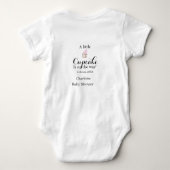 A little cupcake is on its way baby shower name da ベビーボディスーツ (裏面)