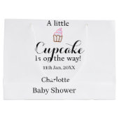 A little cupcake is on its way baby shower name da ラージペーパーバッグ (裏面)