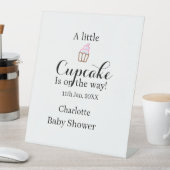 A little cupcake is on its way baby shower name da 台座サイン (インサイチュ)