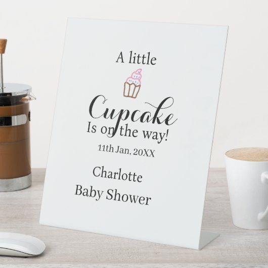 A little cupcake is on its way baby shower name da 台座サイン (インサイチュ)