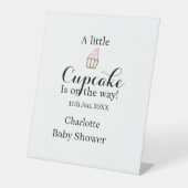 A little cupcake is on its way baby shower name da 台座サイン (正面)