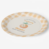 A Little Cutie Orange Gingham Citrus Baby Shower ペーパープレート (アングル)