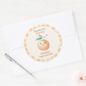 A Little Cutie Orange Gingham Citrus Baby Shower ラウンドシール (封筒)
