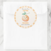 A Little Cutie Orange Gingham Citrus Baby Shower ラウンドシール (バッグ)