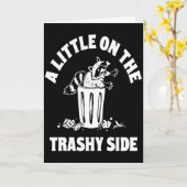 A Little On The Trashy Side – Funny Raccoon Trash カード (黄色い花)